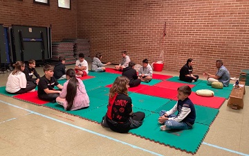 Niños en un polideportivo